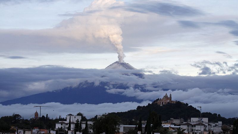 El Popocatépetl lanza una columna de cenizas de 2.000 metros de altura
