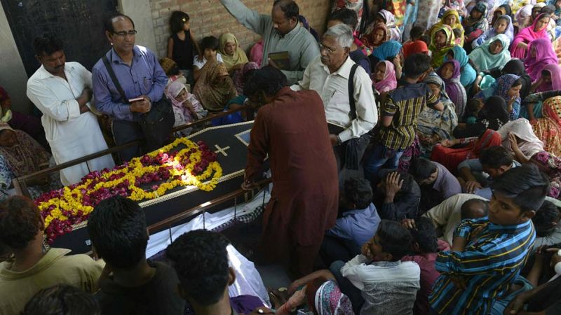 Pakistán entierra a los 72 fallecidos del atentado suicida del domingo y promete mayor seguridad