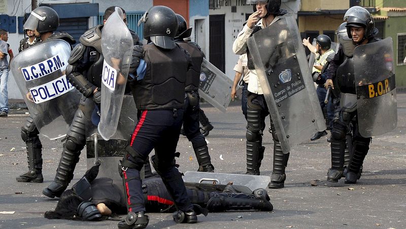 Mueren dos policías arrollados en una protesta estudiantil en Venezuela
