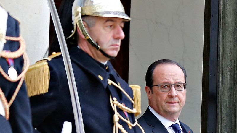 Hollande renuncia a modificar la Constitución para privar a los terroristas de la nacionalidad francesa