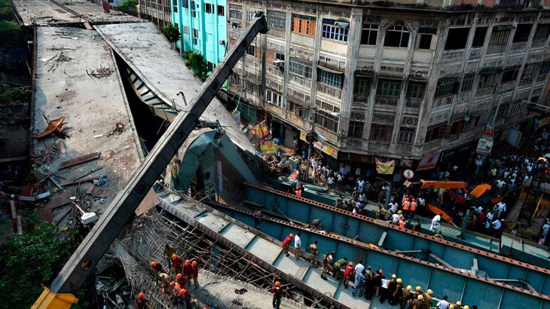 Al menos 23 muertos y un centenar de atrapados tras el derrumbe de un puente en Calcuta