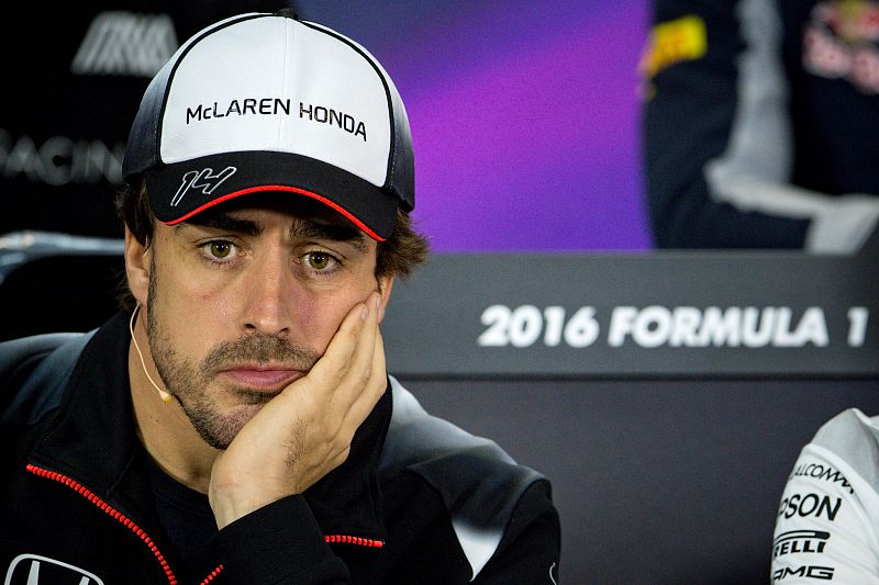 Alonso: "Hay alguna costilla fracturada y es arriesgado, puede afectar a un pulmón"