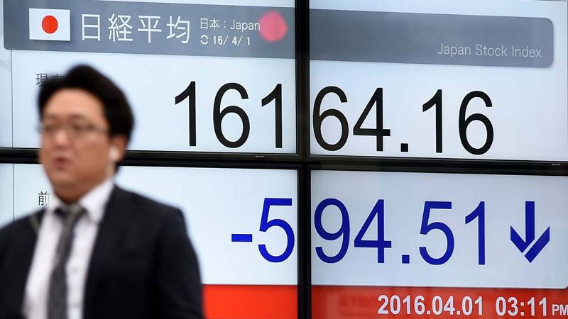 El índice Nikkei cae más de un 3,5%, arrastrado por el desplome de la confianza empresarial