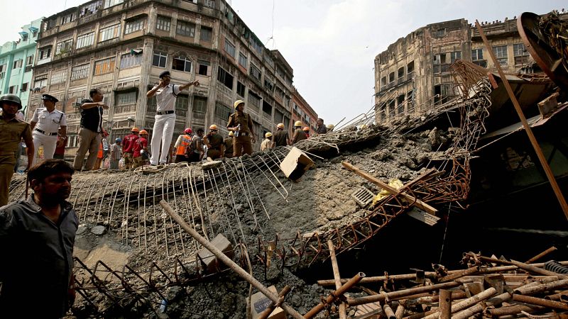 Aumenta a 24 el número de muertos en el derrumbe de Calcuta y la policía investiga a la constructora