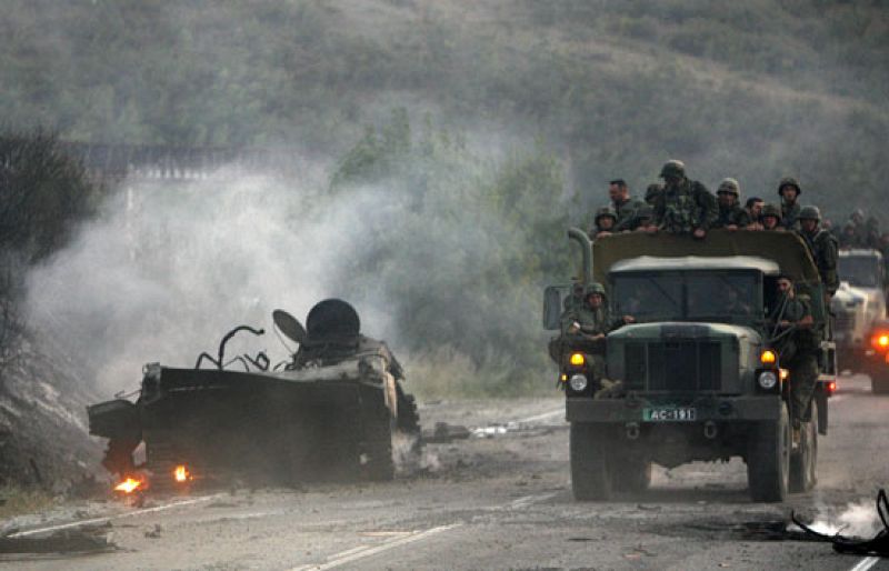 Rusia avanza en su ofensiva contra Georgia, a pesar del alto el fuego