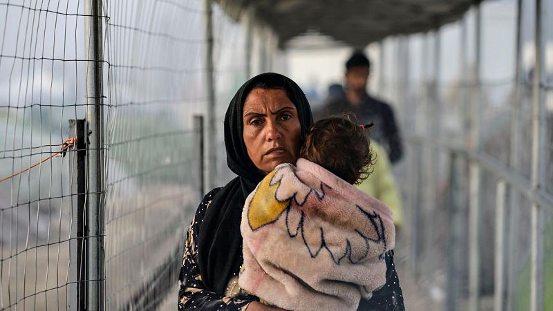 Grecia aprueba la ley para devolver refugiados a Turquía mientras la situación se degrada en los campamentos