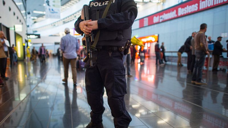 Tres vuelos simbólicos reabren el aeropuerto de Bruselas 12 días después del atentado