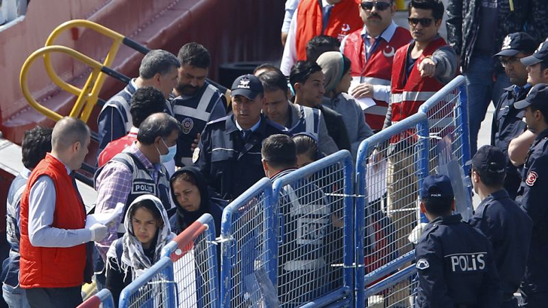 La UE deporta a Turquía a los primeros refugiados rechazados en Grecia