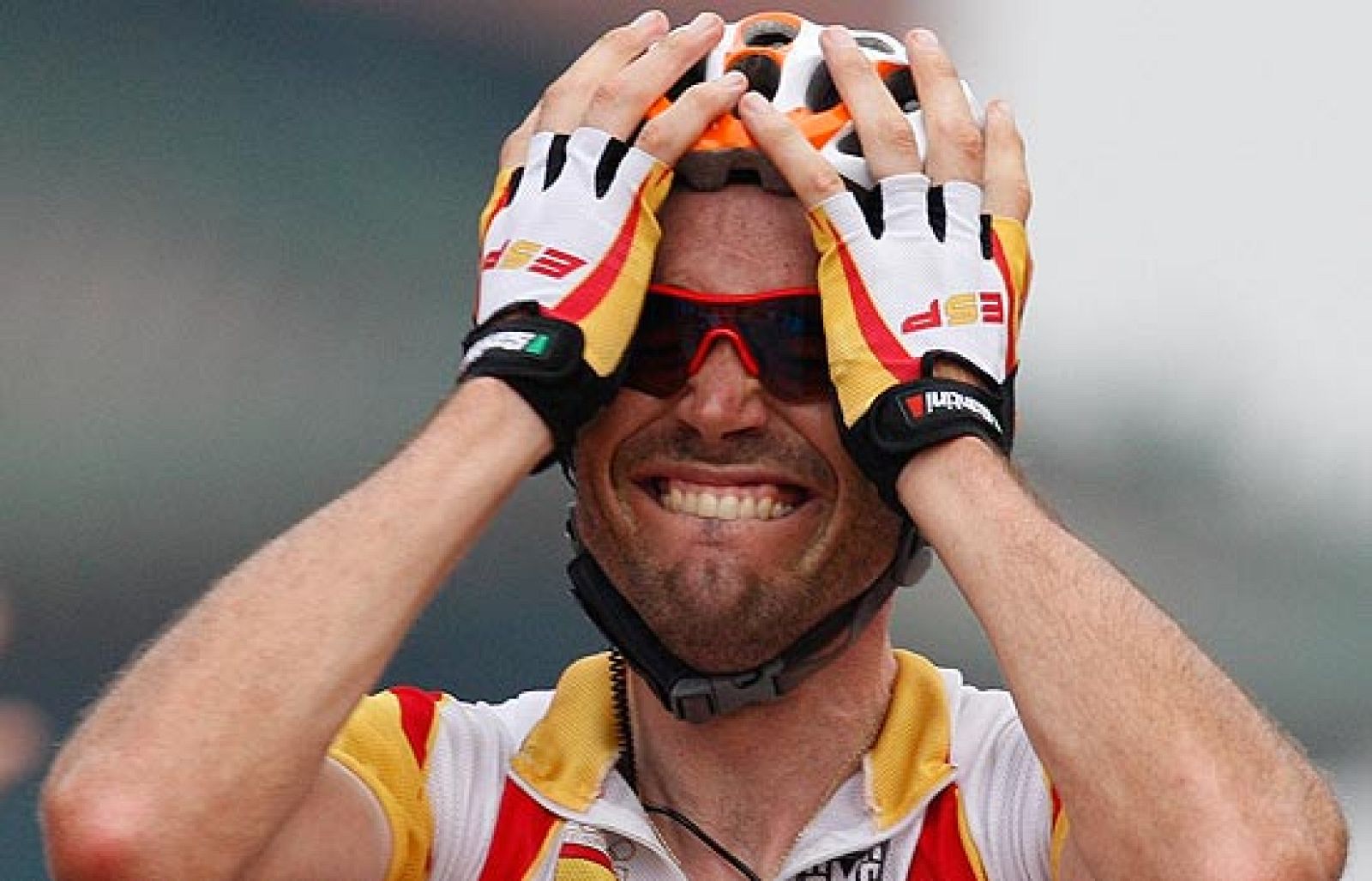 El ciclista asturiano Samuel Sánchez, que ha conseguido la primera medalla de oro para el equipo español, ha descubierto que es pariente de Doña Letizia Ortiz.