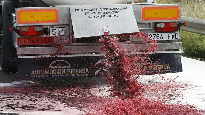 Agricultores franceses vierten el vino de camiones españoles en protesta por el hundimiento de los precios
