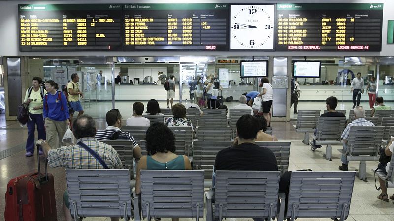 La CNMC archiva la denuncia de Confebus contra Renfe por ofrecer viajes gratis en Cercanías a viajeros de Ave y larga distancia