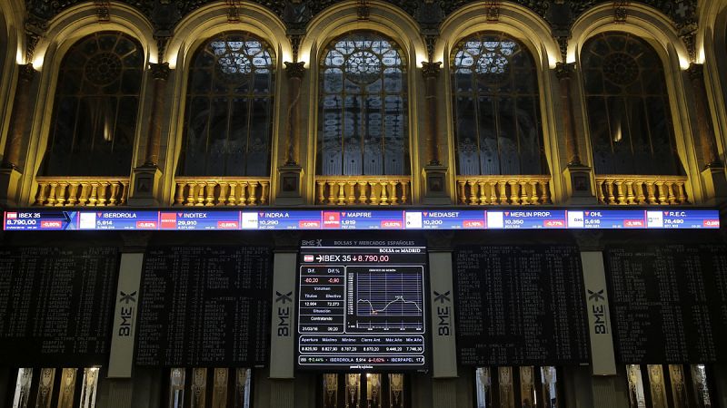 El IBEX 35 baja un 1,26% y pierde los 8.300 puntos lastrado por la banca, que lidera las caídas del índice