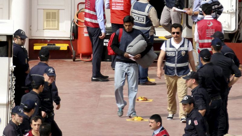 Grecia retoma las deportaciones a Turquía con otras 120 personas