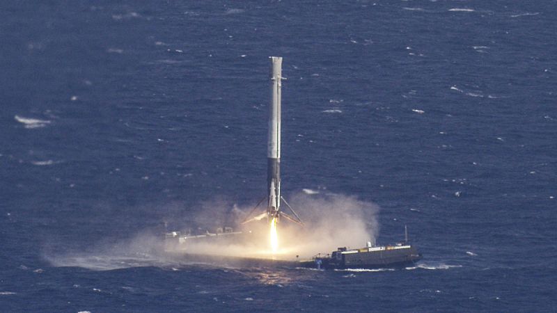 El cohete Falcon 9 consigue aterrizar de vuelta en una plataforma marina, en un hito de la ingeniería espacial