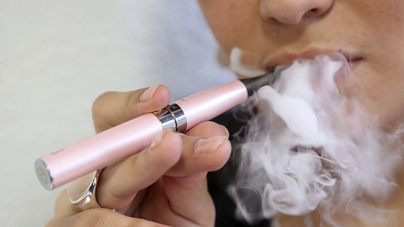 Los cigarrillos electrónicos hacen más difícil dejar de fumar, según un estudio