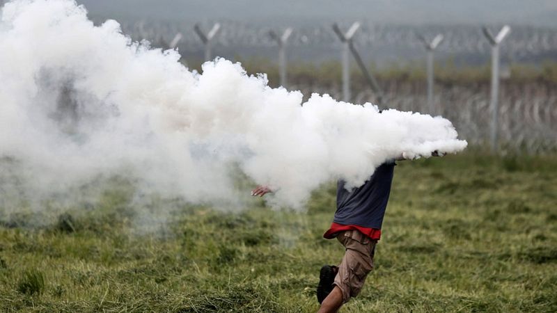 La policía macedonia vuelve a lanzar gases lacrimógenos contra un grupo de migrantes en Idomeni