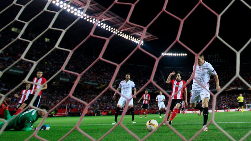 El Sevilla se gana las semifinales en los penaltis, que consigue el Villarreal tras un festín de goles