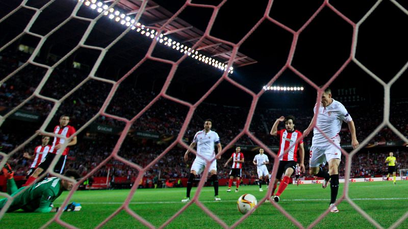 El Sevilla se gana las semifinales en los penaltis, que consigue el Villarreal tras un festín de goles