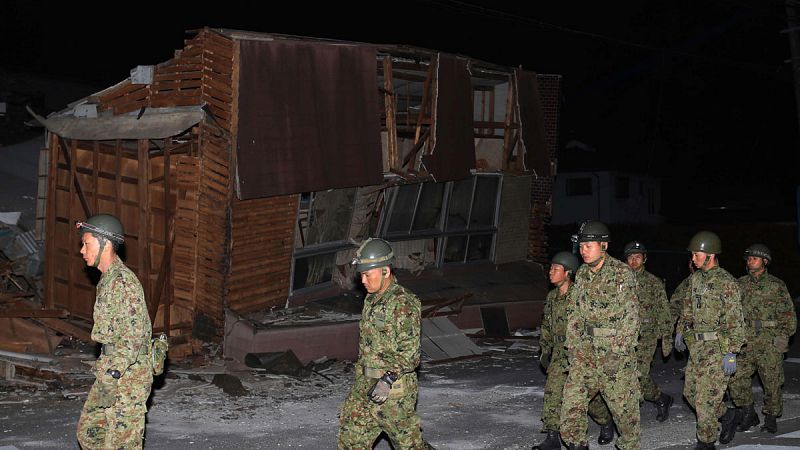 Al menos nueve muertos y 900 heridos en el fuerte terremoto del sur de Japón
