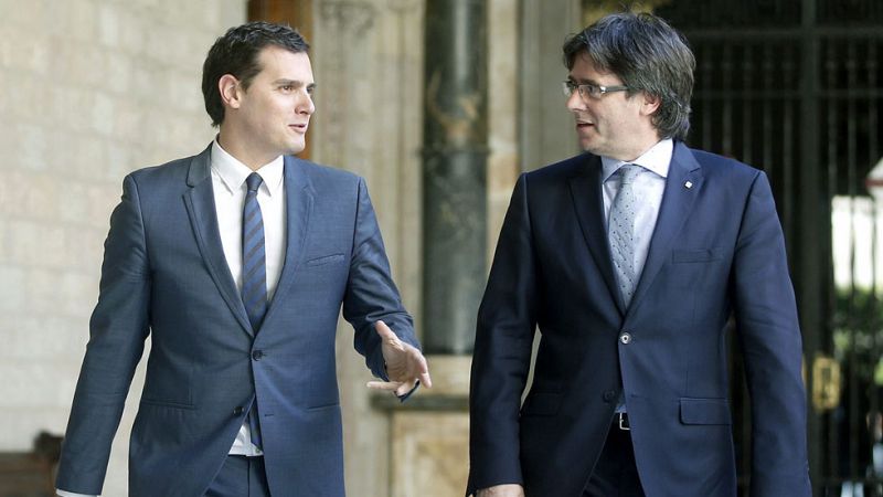 Rivera reitera a Puigdemont su rechazo a la independencia en Cataluña y le emplaza a una reforma constitucional