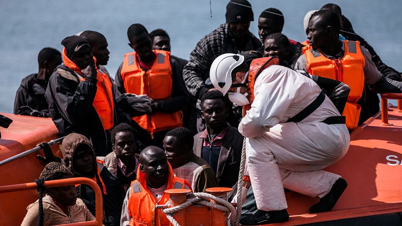 Rescatan a 54 inmigrantes en una patera al sureste de Málaga