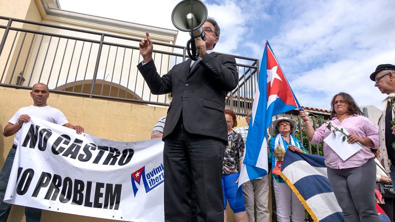 Estados Unidos comunica al líder del exilio cubano que debe dejar el país tras 49 años