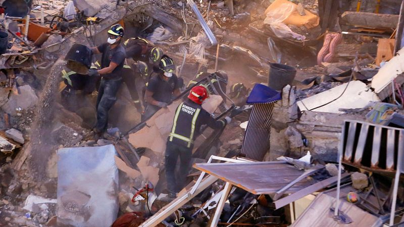 Recuperan un séptimo cuerpo entre los escombros del edificio derruido en Tenerife