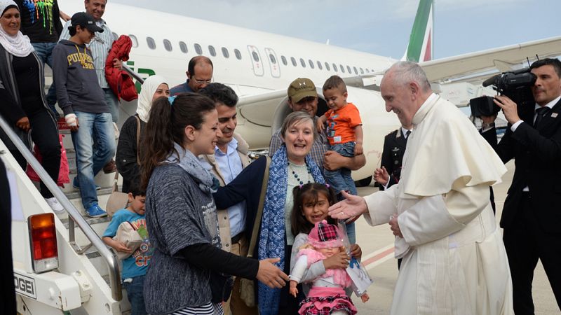 El papa transmite a los refugiados que "no están solos" y pide a Europa que respete los derechos humanos