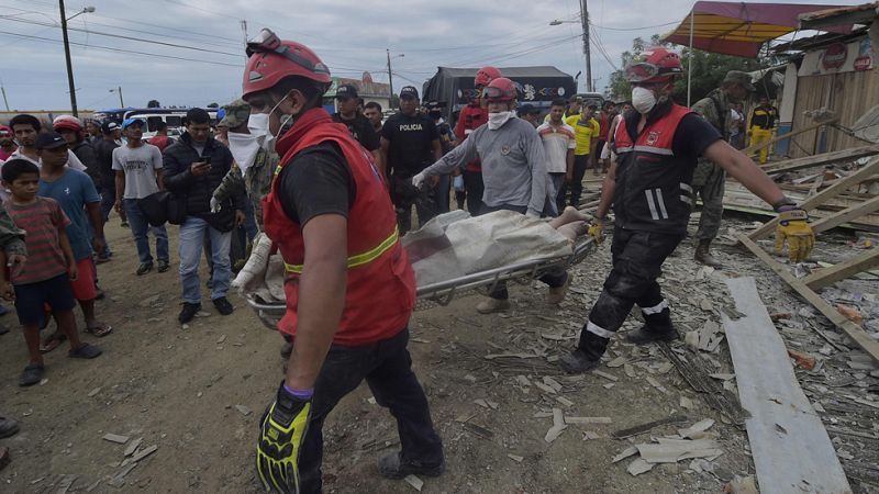 Un terremoto de magnitud 7,8 sacude Ecuador y deja centenares de muertes