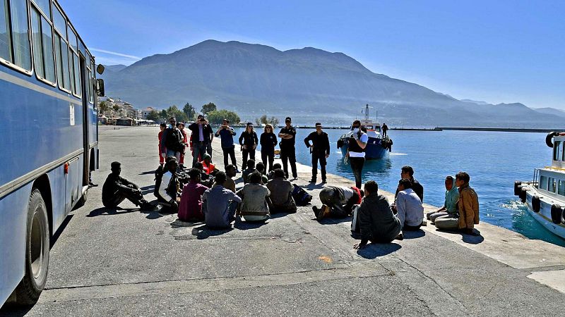 Los inmigrantes que llegan a Grecia desde Turquía se reducen a la mitad, mientras aumentan en otras rutas