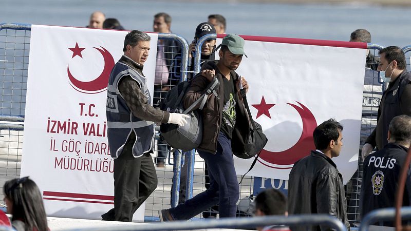 Human Rights Watch denuncia "abusos" en las primeras deportaciones de refugiados desde Grecia a Turquía
