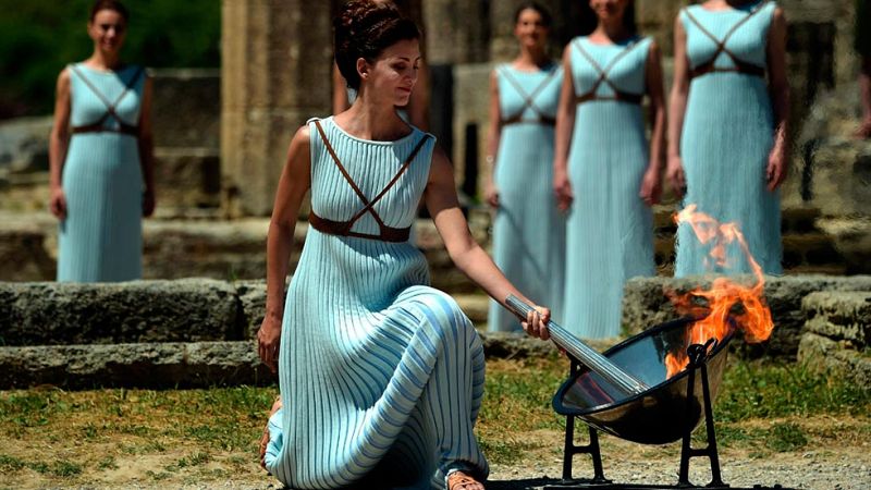 El encendido de la llama olímpica inicia la carrera final hacia Río 2016