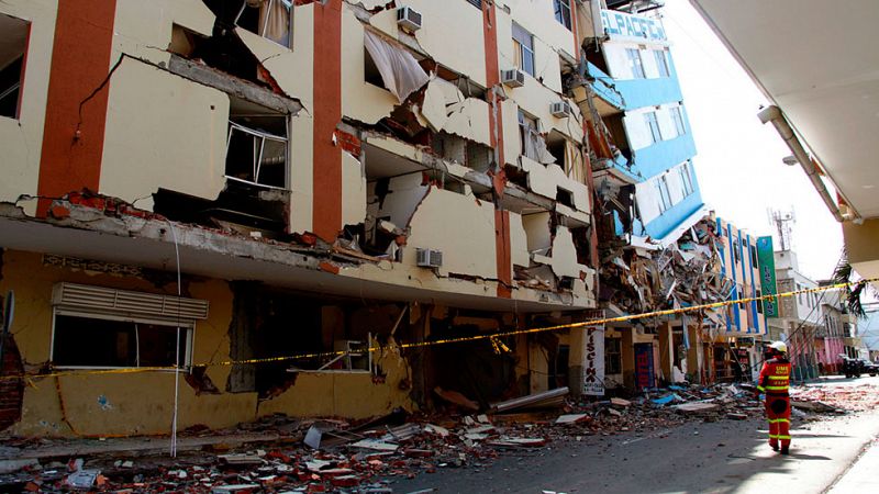 Un nuevo temblor de magnitud 6 sacude Ecuador, donde se eleva a 587 la cifra de muertos