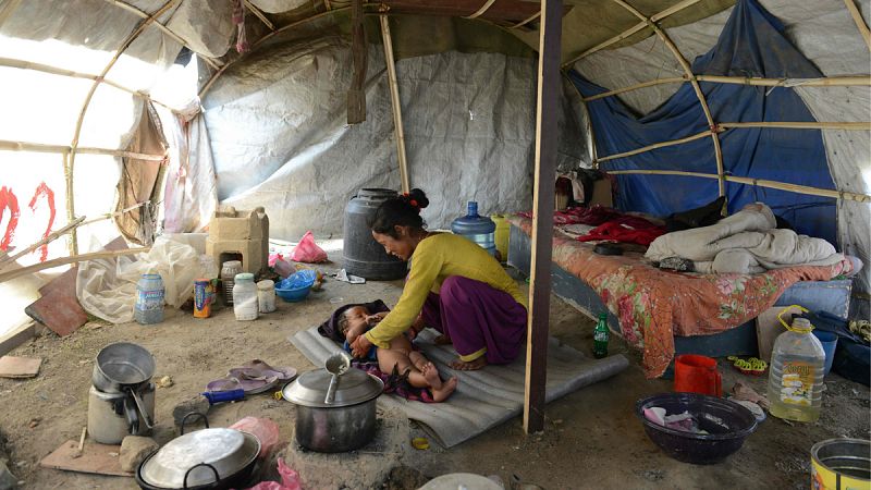 Tres millones de afectados por el terremoto de Nepal aún viven en chabolas un año después
