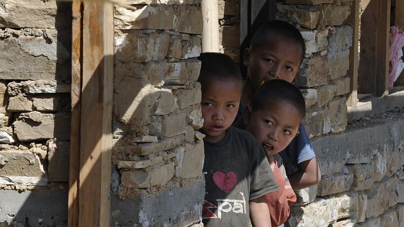 Sin escuelas y al alcance de las mafias, un millón de niños nepalíes lucha un año después del terremoto