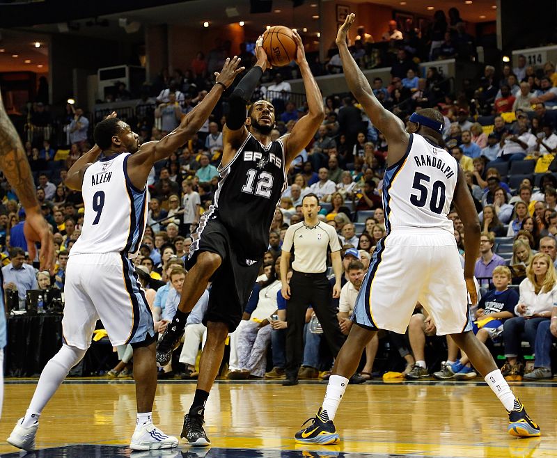 Los Spurs y los Cavaliers se ponen a un triunfo de las semis