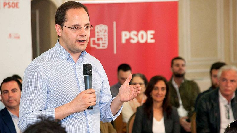 El PSOE acusa a Iglesias de ser un "tapón" para el cambio y de construir una "pinza" con Rajoy