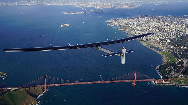 El avión solar Impulse llega a San Francisco tras atravesar el Pacífico