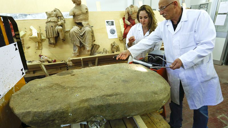 Los arqueólogos comienzan a descifrar la piedra etrusca hallada cerca de Florencia