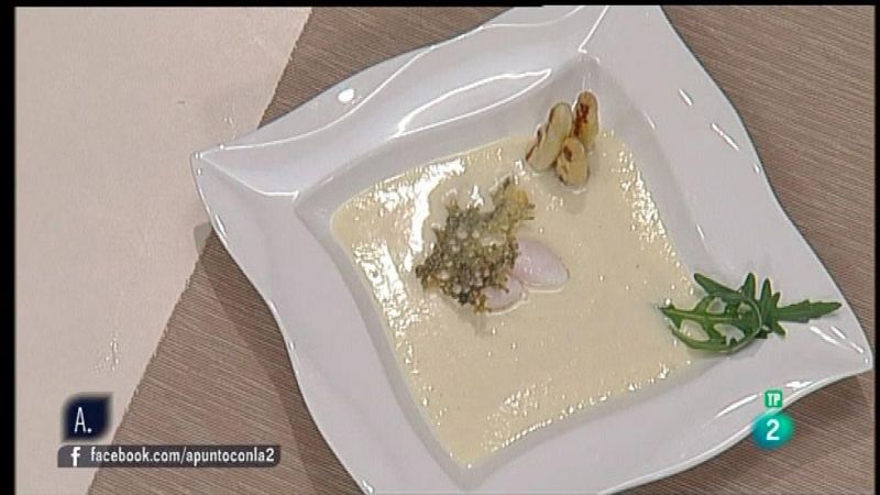 Receta de Suave de esp�rragos con crujiente de queso azul