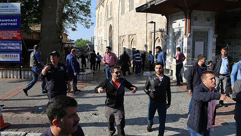 Una terrorista suicida se inmola y causa 13 heridos en una mezquita turca