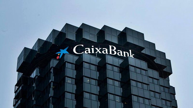 CaixaBank gana 273 millones hasta marzo, un 27,2% menos por la integración de Barclays