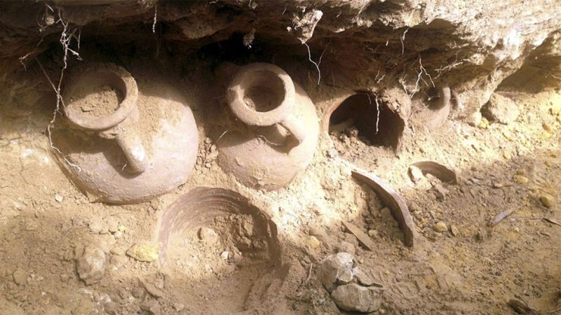 Halladas 19 ánforas con 600 kilos de monedas de bronce romanas en la provincia de Sevilla