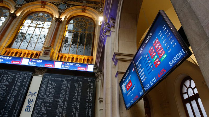 El IBEX 35 baja un 0,68% y pierde los 9.300 puntos lastrado por BBVA y CaixaBank