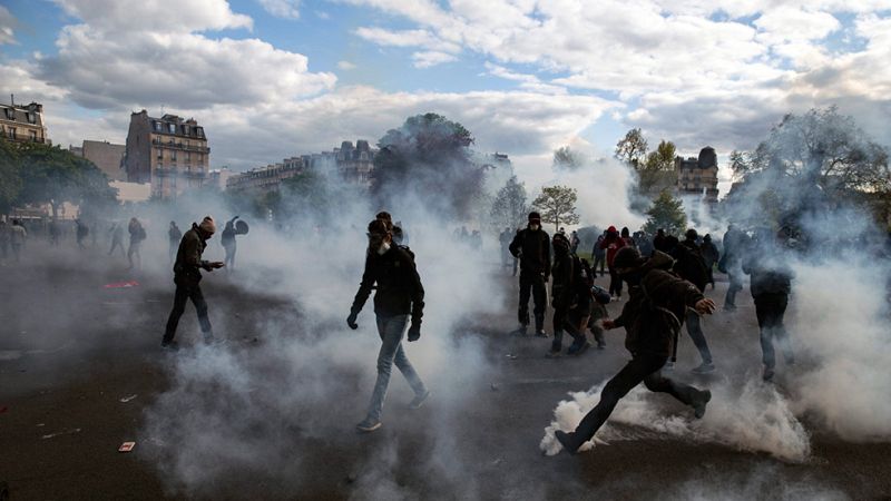 Violentos choques entre manifestantes y policías en las protestas contra la reforma laboral en Francia