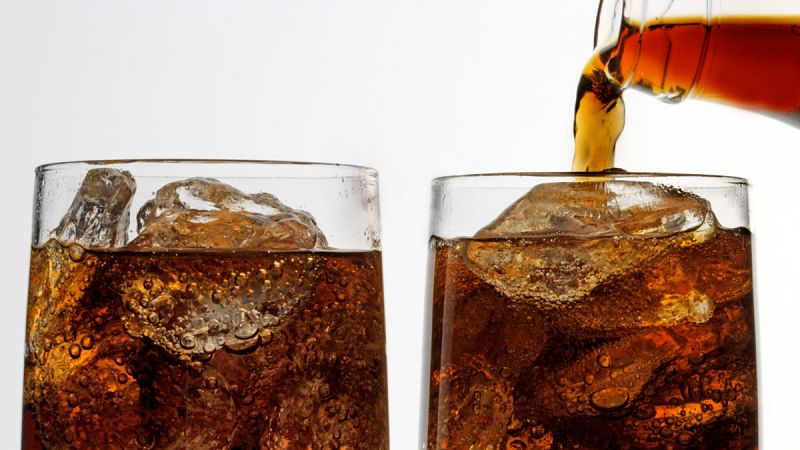 Las bebidas azucaradas y picar entre horas reducen la diversidad de la microbiota
