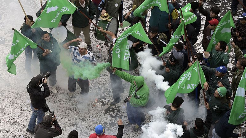 Los sindicatos argentinos protestan contra la subida de los precios y los despidos de los últimos meses