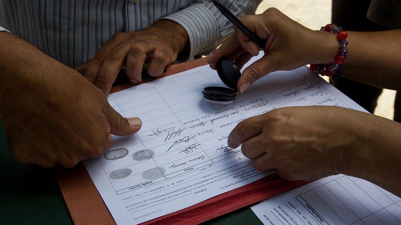 Maduro designa una comisión para revisar las firmas que recoge la oposición para activar un referendo que revoque su mandato