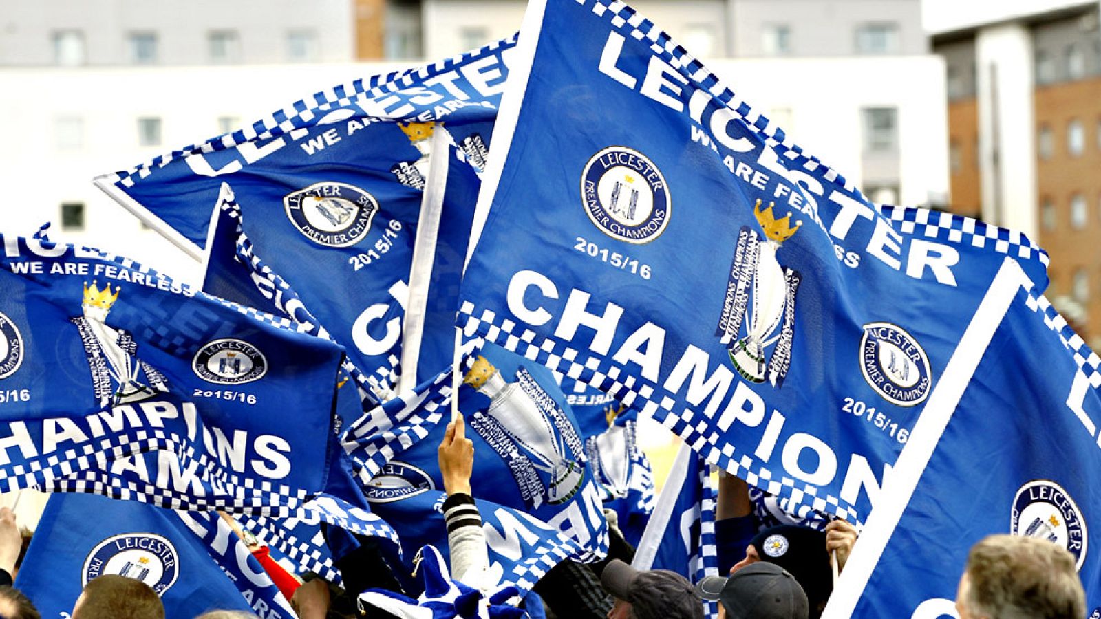 La plantilla, el cuerpo técnico y el dueño del Leicester City festejaron este martes en la ciudad deportiva del club su victoria en la Premier League 2015/2016. Entre vítores y cánticos de 'campeones, campeones', los jugadores, liderados por Jamie Va