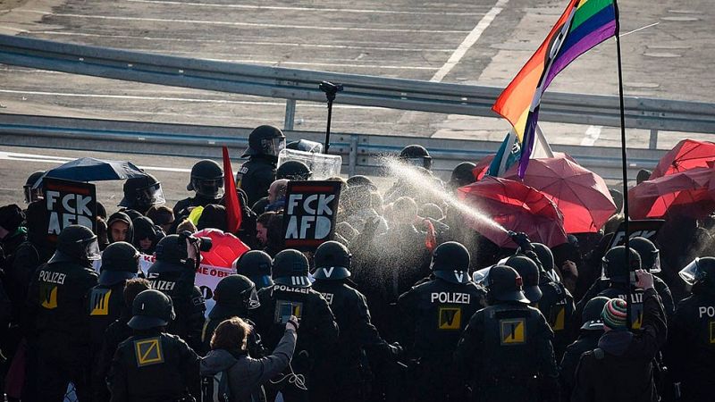 Alrededor de 400 antifascistas detenidos en disturbios en el congreso del populista AfD en Stuttgart